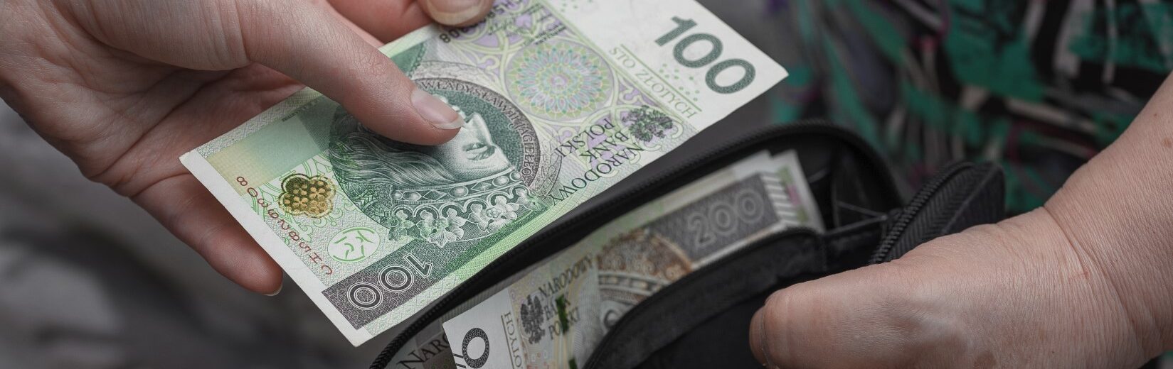 Ile trzeba zarabiać, żeby dostać kredyt hipoteczny 300 tys.?